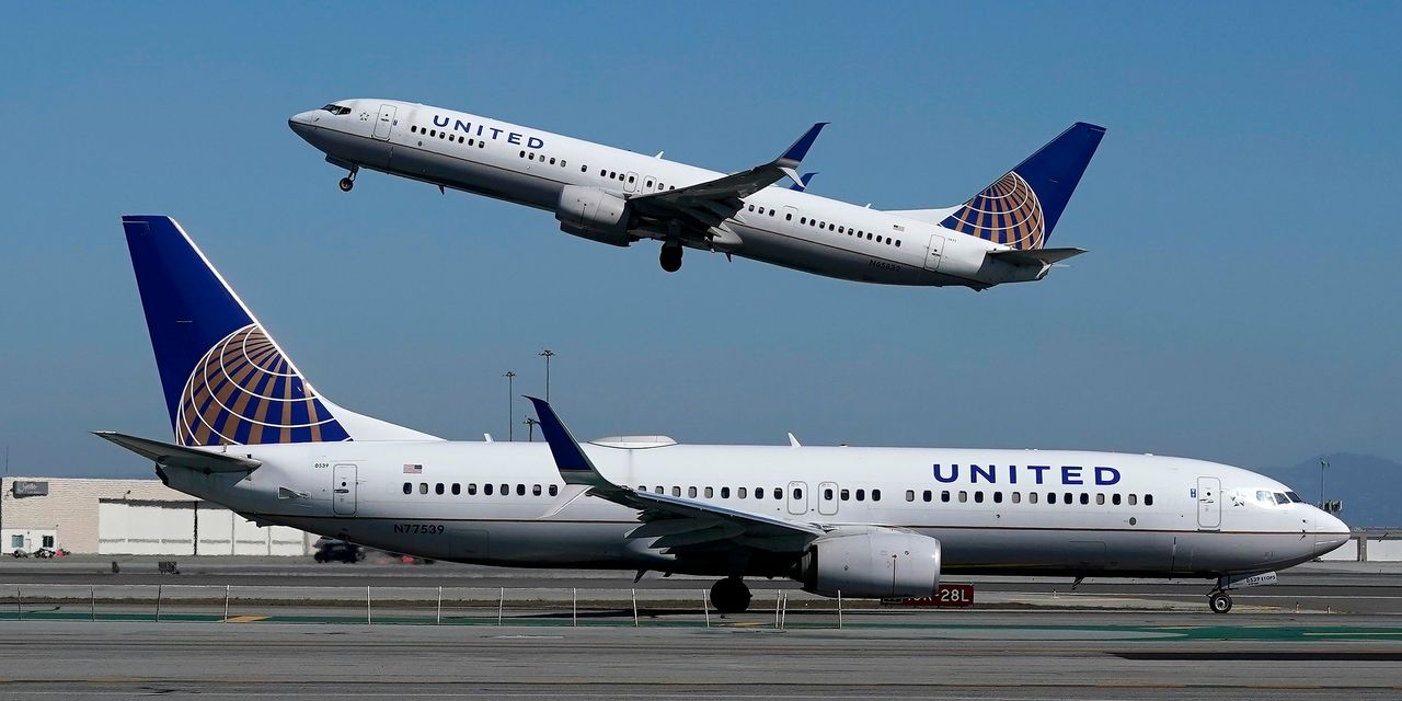 Employee Lawsuit Challenges United Airlines Over Vaccine Exemptions