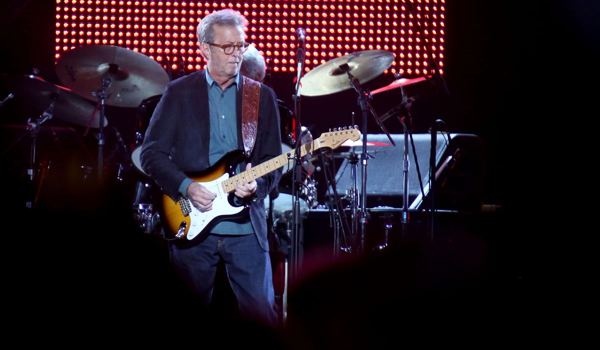 Eric Clapton plays arena with COVID-19 vaccine requirement, despite anti-mandate stance