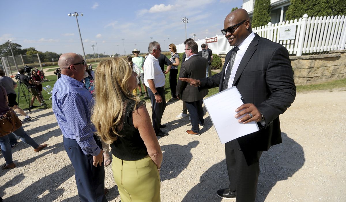 Frank Thomas heads group that buys Field of Dreams site