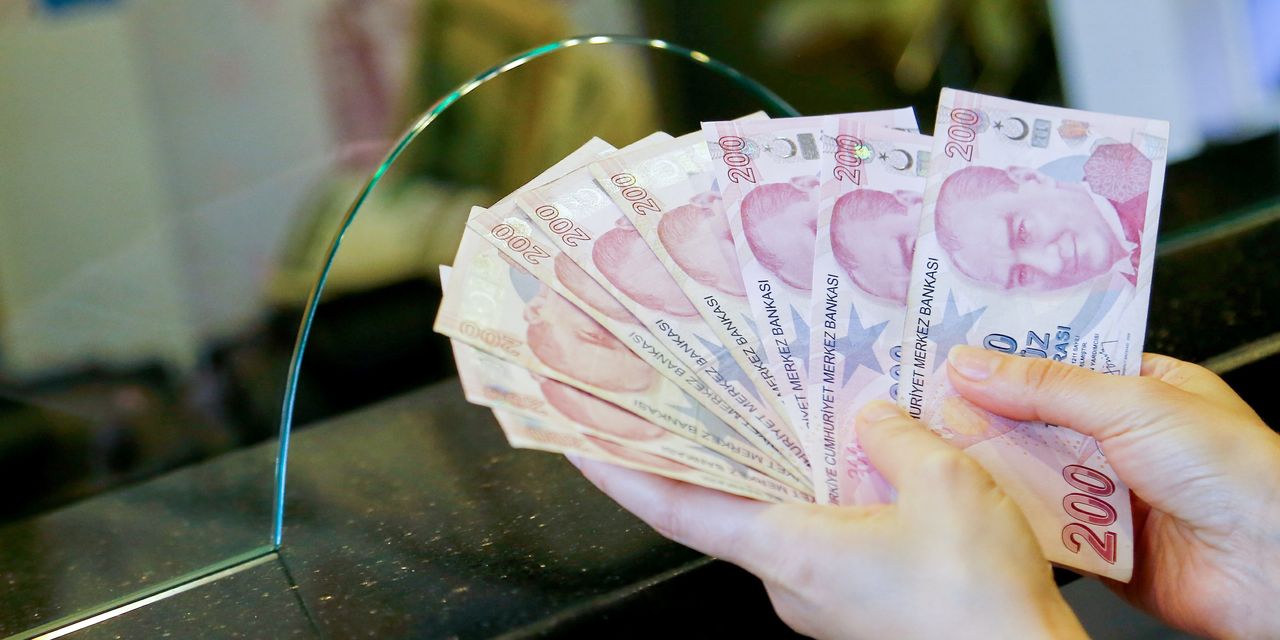 Turkish Lira Tumbles After Erdogan Renews Call for Unorthodox Rate Cuts