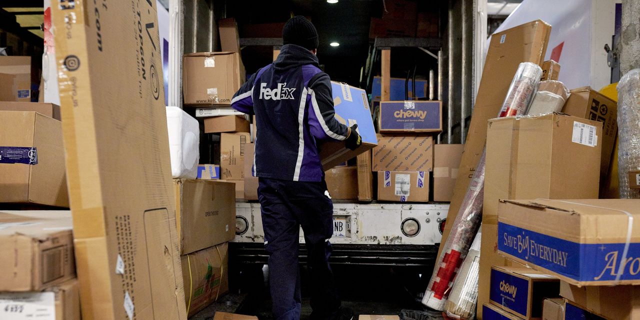 FedEx Warns of Shipping Delays as Omicron Hurts Staffing