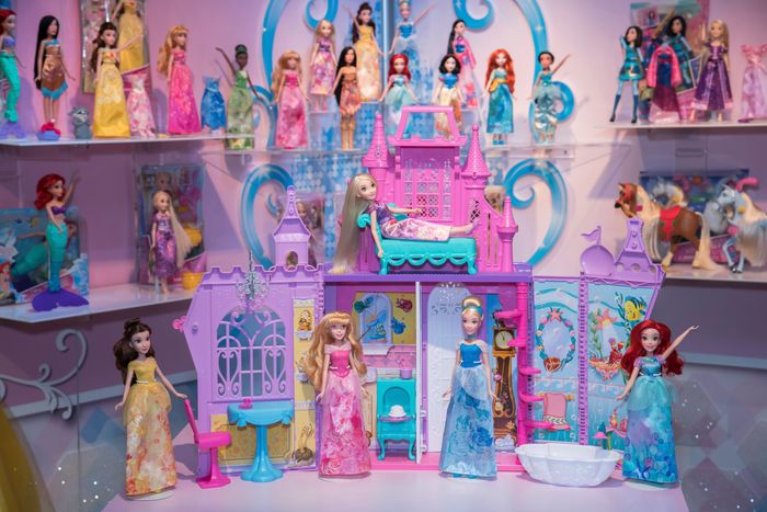 Mattel Wins Disney Princess Toy Deal, Joining Elsa of ‘Frozen’ With Barbie