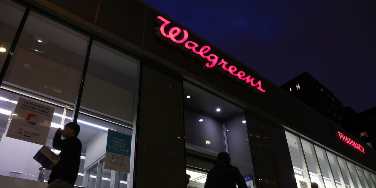 Walgreens, CVS Shut Some Pharmacies on Weekends as Omicron Strains Staffing