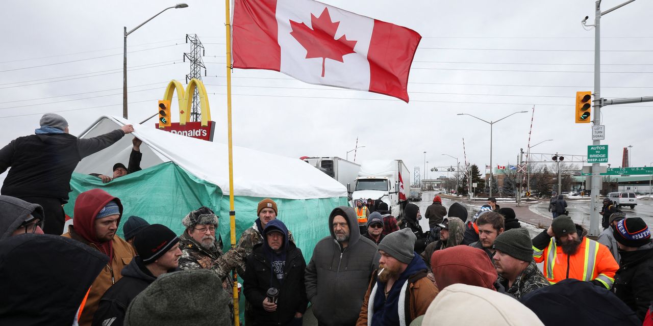 Canadian Judge Gives Green Light to Remove Protesters From Bridge