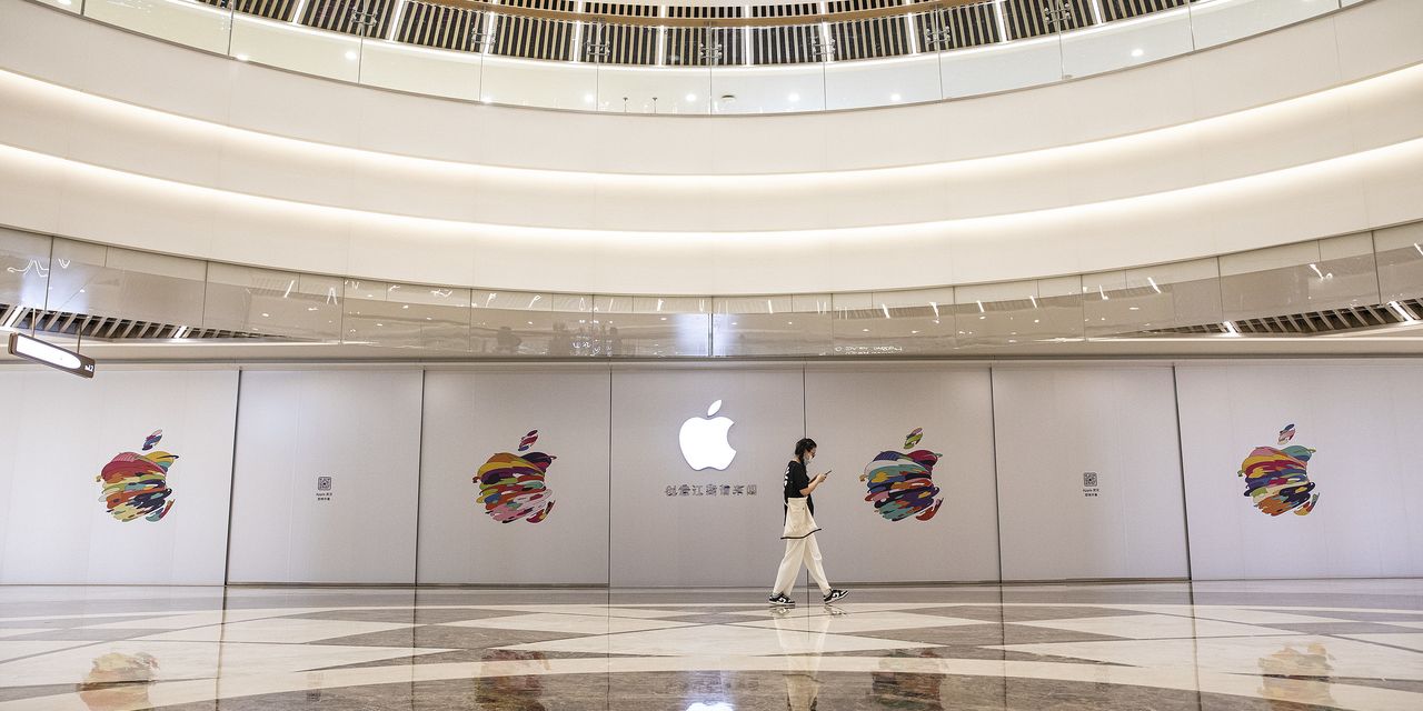 Apple’s China Engineers Keep Products Flowing as Covid Shuts Out U.S. Staff