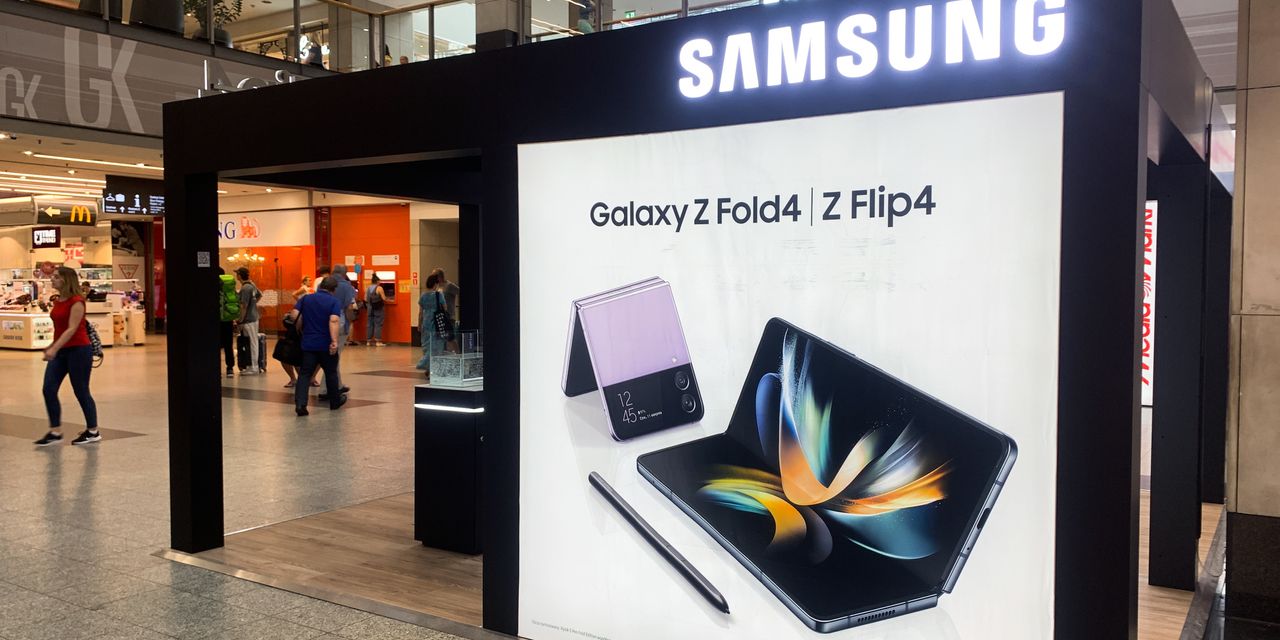 Samsung Sees Galaxy Z Flip 4, Fold 4 as Edge in Smartphone Wars