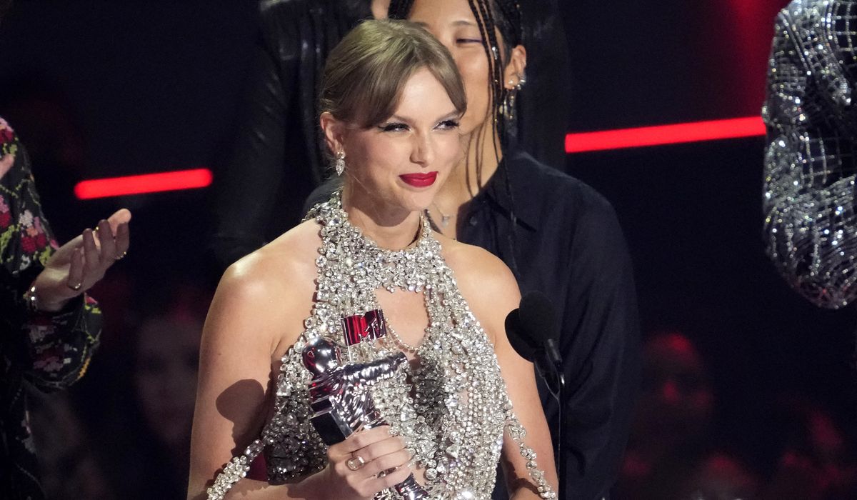 Taylor Swift wins top prize, announces new album at MTV VMAs