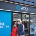 AT&T Gives Upbeat Outlook as Consumers Splurge on Smartphones