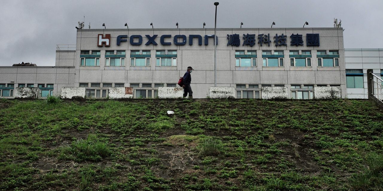 Foxconn Says Aims to Swiftly Recover iPhone Production Levels at Covid-Hit Site